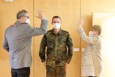 Mit einem Lächeln quittierte Sascha Abel die Beförderung zum Hauptfeldwebel. Die Schulterstücke wurden gemeinsam von Webert und Bunte getauscht und die Beförderung mit einem Schulterschlag besiegelt. V.l.n.r: Brigadegeneral Peter Webert, Hauptfeldwebel Sascha Abel, Dr. Anne Bunte, Leiterin des Gesundheitsamts Gütersloh .Foto: Kreis Gütersloh