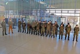 Landrat Sven-Georg Adenauer und Oberstleutnant Ulrich Donkels vom Kreisverbindungskommando Gütersloh heißen die Soldatinnen und Soldaten vom Zentrum für Geoinformationswesen der Bundeswehr (ZGeoBW) aus Euskirchen im Kreishaus Gütersloh willkommen.