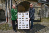 Ulrich Brinkmann (links), der im Stadtmuseum einen Ausschnitt seiner Ansichtskartensammlung präsentiert, und Museumsleiter Markus Runte zeigen einen spannenden Rückblick auf die Entwicklung der Westernstraße.Foto:© Stadt Paderborn