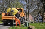 Sieht aus wie Gießen, ist es auch, aber nicht nur: Stadtgärtner Axel Wellmann bewässert einen jungen Baum nahe des Schützenplatzes mit einer speziellen Nährstofflösung, um ihm auf die Sprünge zu helfen.Foto:Stadt Lübbecke