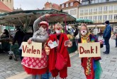 Die drei Clowninnen Mathilda, Paula und Frau Sonderba von der Organisation nase.weise hatten viel Spaß auf dem Paderborner Wochenmarkt.Foto:© Stadt Paderborn