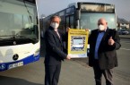 Daumen hoch für eine noch sichere Busfahrt: v. l. Michael Dreier, Bürgermeister der Stadt Paderborn und Peter Bronnenberg, Geschäftsführer PaderSprinter präsentieren eines der individuellen QR-Code-Plakate.Foto:© Stadt Paderborn