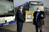 Daumen hoch für eine noch sichere Busfahrt: v. l. Michael Dreier, Bürgermeister der Stadt Paderborn und Peter Bronnenberg, Geschäftsführer PaderSprinter präsentieren eines der individuellen QR-Code-Plakate.Foto:© Stadt Paderborn