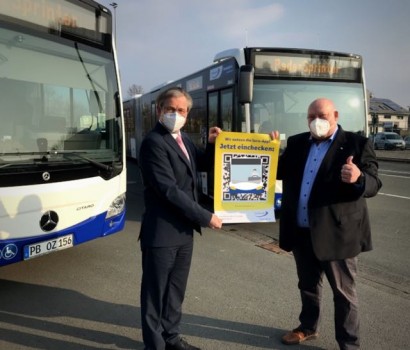 Daumen hoch für eine noch sichere Busfahrt: v. l. Michael Dreier, Bürgermeister der Stadt Paderborn und Peter Bronnenberg, Geschäftsführer PaderSprinter präsentieren eines der individuellen QR-Code-Plakate.Foto:© Stadt Paderborn