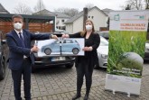 Sichon ein Auto zu teilen hilft dabei, das Mobilitätsverhalten zu verändern. Landrat Michael Stickeln und Klimaschutzmanagerin Carolin Röttger wollen gemeinsam mit den zehn Städten zeigen, dass Car-Sharing auch im ländlichen Raum funktionieren kann. Foto: Kreis Höxter