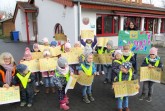 Die Kinder aus dem Bewegungskindergarten „Kinderlobby“ in Warburg-Menne zeigen stolz ihre Kindermeilen-Stundenpläne. Vorne links Elisabeth Wilmes, die Leiterin des Kindergartens, hinten rechts Erzieherin Sabine Peine. Foto: Kinderlobby Menne