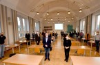 Unter Einhaltung der Corona-Schutzmaßnahmen hat sich der Kulturbeirat des Kreises Höxter zu seiner konstituierenden Sitzung in der Aula des Kreishauses getroffen. Kreisdirektor Klaus Schumacher und Kulturmanagerin Stephanie Koch (vorne Mitte) übernahmen die Begrüßung. Foto: Kreis Höxter