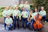 Das waren noch Zeiten, als die Mitglieder der kleinen Bläserbesetzung „Fröhliche Runde“ der Oberwälder Blaskapelle Bellersen dicht nebeneinander stehen durften. Doch sie trotzen Corona und wollen mit Hilfe der Fördermittel im Sommer Freiluftkonzerte unter Einhaltung der Hygienevorschriften anbieten. Foto: Volker Schrewe
