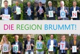 Die Region brummt, so zeigen es die Vertreter der beteiligten Akteure in Corona-Zeiten gemeinsam (oben von links): Matthias Möllers (Gemeinde Altenbeken), Burkhard Deppe (Stadt Bad Driburg), Hubertus Grimm (Stadt Beverungen), Nicolas Aisch (Stadt Borgentreich), Hermann Temme (Stadt Brakel), Daniel Hartmann (Stadt Höxter) und Michael Stickeln (Kreis Höxter) sowie (unten von links) Maria Kemker (Westenergie), Josef Suermann (Stadt Marienmünster), Johannes Schlütz (Stadt Nieheim), Sabrina Laufenburg (Pamme Saatgut und Wildpflanzen), Carsten Torke (Stadt Steinheim), Tobias Scherf (Stadt Warburg) und Norbert Hofnagel (Stadt Willebadessen)