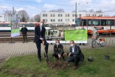 Auf dem moBiel-Betriebshof in Sieker pflanzen die 
Stadtwerke symbolisch einen Baum. 50.000 Bäume sollen im 
Rahmen der BIE a hero-Kampagne gepflanzt werden. Dabei 
sollen alle Bielefelderinnen und Bielefelder mit ihrem 
klimafreundlichen Verhalten mithelfen.
Vorne von links: Rainer Müller, Herbert Linnemann und Martin 
Uekmann. Hinten von links: Die Stadtwerke-Mitarbeiter 
Andreas Buettner, Christina Augel, Christian Kracht und 
Elena Richhardt. Foto: Stadtwerke Bielefeld/Yvonne Liebold