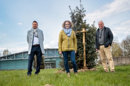  Auf dem Foto zu sehen sind Frank Hilker (Bürgermeister der Stadt Detmold), Inga Müller (Freiraumplanung und Klimaschutz der Stadt Detmold ) und Erhard Friesenhan  (rechts, Ortsbürgermeister Detmold-Nord).