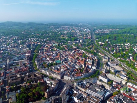 „Aus der Luft ist das ‚Hufeisen‘ in der Bildmitte, die Form der Bielefelder Altstadt, zu sehen.“ Foto: Bielefeld Marketing
