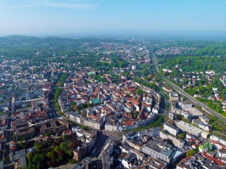 „Aus der Luft ist das ‚Hufeisen‘ in der Bildmitte, die Form der Bielefelder Altstadt, zu sehen.“ Foto: Bielefeld Marketing