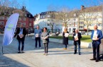 Stellen die Broschüre „Wohnen und Leben im Alter“ mit Angeboten und Informationen für Senioren vor: (v.l.) Erhard Galetzka (Seniorenbeirat), Oliver Grahl (Fachbereich Familie und Soziales, Stadt Gütersloh), Corinna Brambach (Seniorenbeirat), Heidi Ostmeier (Fachbereich Familie und Soziales, Stadt Gütersloh), Jürgen Jentsch (Vorsitzender Seniorenbeirat) und der städtische Sozialdezernent Henning Matthes.Foto:Stadt Gütersloh