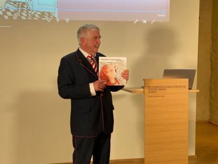 Erwin Grosche mit Katalog