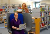 Franziska Huhnke (Moderation) und Silke Niermann (Bibliotheksleitung) laden ein zum Online-Austausch von Lese- und Hörtipps der Stadtbibliothek Gütersloh am 6. Mai, um 19 Uhr.Foto:Stadt Gütersloh