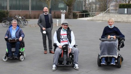 Die Vorsitzenden des Behindertenrates wurden in der ersten Sitzung komplett wiedergewählt: v. l. Annette Runte, Sozialdezernent Henning Matthes, Mesut Can und Manuel Graute.Foto:Stadt Gütersloh