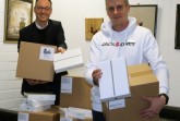v.l.: Bürgermeister Theo Mettenborg und Alexander Löhner (Digitalisierungsbeauftragter Fachbereich Jugend, Bildung und Sport) nehmen die Lieferung der 1.125 IPads entgegen.