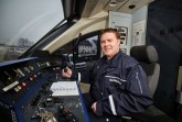 Vom Cockpit in den Führerstand: Manuel Finger ist Quereinsteiger bei der NordWestBahn. Fotos: (Cockpit) privat; (Führerstand): NordWestBahn/Detlef Heese