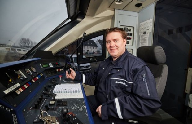 Vom Cockpit in den Führerstand: Manuel Finger ist Quereinsteiger bei der NordWestBahn. Fotos: (Cockpit) privat; (Führerstand): NordWestBahn/Detlef Heese
