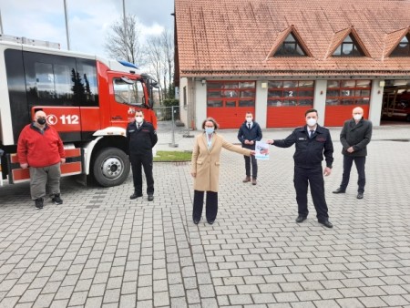 Zuwendungsbescheid ist eingetroffen für den Ausbau der Feuerwehr in Büren: Peter Salmen, Vorsitzender Ausschuss Bauen, Umwelt und Stadtplanung, Sebastian Hardes, Stellv. Löschzugführer, Ministerin Ina Scharrenbach, Bürgermeister der Stadt Büren Burkhard Schwuchow, Michael Stork, Leiter der Feuerwehr der Stadt Büren, und Bernhard Hoppe-Biermeyer, Landtagsabgeordneter Paderborner Land.