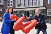 Yvonne Klasen, verantwortlich für Kunst im Öffentlichen Raum bei der Stadt Monheim, mit Künstler Manfred Webel vor dem Rathaus Monheim. Foto: Thomas Spekowius.