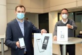 v.l.: Daniel Wiens, Abteilungsleiter Organisation und Zentraler Service, und Bürgermeister Theo Mettenborg testen den QR-Code der Luca-App im Rathausfoyer.