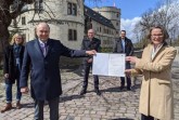 Setzen zum 3D-Höhenflug an (v.l.n.r.): Kirsten John-Stucke (Leiterin Kreismuseum Wewelsburg), Landrat Christoph Rüther (Kreis Paderborn), Frau Ministerin Scharrenbach (Ministerium für Heimat, Kommunales, Bau und Gleichstellung des Landes Nordrhein-Westfalen), Bernhard Hoppe-Biermeyer (Landtagsabgeordneter NRW) und Peter Wibbe (Zentrale Dienste, Büro des Kreistages) Foto: Gloria Bialas vom Kreismuseum Wewelsburg.