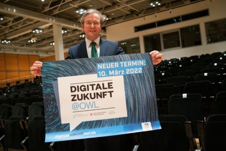 Bürgermeister Michael Dreier präsentiert den neuen VeranstaltungsterminFoto: © André Heinermann