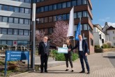 Pastor Ulrich Pohl (v. l.) nahm den symbolischen Scheck von Marina Schlei, Teamleiterin Marketing, und Geschäftsführer Jörg Heidemann entgegen. Foto: Thomas Richter
