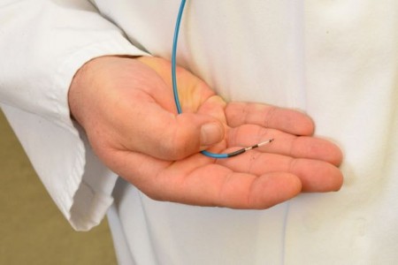 Die neue Kathetertechnik: Durch eine verformbare Schleuse wird die Elektrode zum Herz geschoben und kann dort optimal platziert werden. Fotos: EvKB