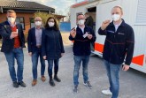 Das Foto zeigt (von links) Bürgermeister Andreas Sunder, Apotheker Dr. Jacek Sakowski und seine Frau Nicole sowie (vom Malteser Hilfsdienst Rietberg) Sven-David Vormittag und Oliver Schröder. Foto: Stadt Rietberg