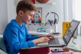 Kostenlose Online-Crashkurse helfen Schülerinnen und Schülern versäumten Stoff aus der Homeschooling-Zeit aufzuholen.Foto: Michael Printz / PHOTOZEPPELIN.COM für Studienkreis GmbH
