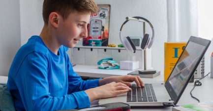 Kostenlose Online-Crashkurse helfen Schülerinnen und Schülern versäumten Stoff aus der Homeschooling-Zeit aufzuholen.Foto: Michael Printz / PHOTOZEPPELIN.COM für Studienkreis GmbH