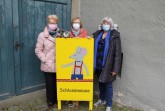 Haben die Domäne ein letztes Mal hinter sich geschlossen (v.l.): Ulla Rohloff, Elsbeth Heym und Monika Lietz-Heger gemeinsam
mit den beiden Maskottchen und dem gelben „Schlossmäuse“-Schild, das zu Öffnungszeiten stets vor der Tür stand
Foto: Landesverband Lippe