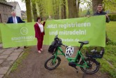 Rufen zur Teilnahme am Stadtradeln 2021 auf – (v.l.) Bürgermeister Daniel Hartmann, Baudezernentin Claudia Koch und Mobilitätsmanager André Mohrenstein.Foto: Stadt Höxter
