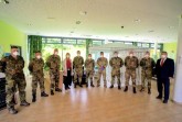 Austausch zu den Erfahrungen aus dem Hilfeleistungseinsatz: (v.l.) Daniel Hirsch (Oberstabsgefreiter), David Schubert (Oberstabsgefreiter), Oliver Behrens (Stabsfeldwebel, Verbindungsfeldwebel), Martina Jetschick (Einrichtungsleiterin Seniorenresidenz Hoffmannspark Bad Salzuflen), Dennis Ludwig (Oberstabsgefreiter), Anna Brüggemann (Stabsgefreite), Leonid Bokmeier (Oberstabsgefreiter), Marcel Freitag (Hauptfeldwebel, Verbindungsfeldwebel), Jürgen Kühn (Oberstleutnant und Leiter Kreisverbindungskommando Lippe), Christoph Böker (Verbindungsoffizier zur Brigade 21) und Landrat Dr. Axel Lehmann. Foto: Kreis Lippe