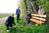 Schöner Platz mit perfekter Aussicht: MdL Angela Lück probierte zusammen mit Bürgermeister Siegfried Lux (v. l.) sowie Jörg-Michael Heß und Karl-Heinz Pelka vom Verkehrsverein die neue Bank an der Langen Hegge aus.Foto:Gemeinde Rödinghausen