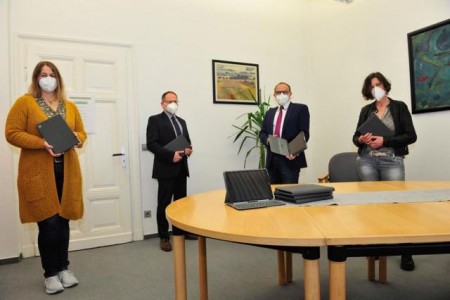 Schulleiterin Gaby Quest (rechts) und Konrektorin Caroline Ronsiek freuten sich über die weiteren iPads, die ihnen Bürgermeister Siegfried Lux und Geschäftsbereichsleiter Daniel Müller übergaben.Foto: Gemeinde Rödinghausen