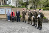 von links: Annika Riechmann (Gesundheitsamt), Dr. Isabell Schultheis (Amtsleiterin Gesundheitsamt), Norbert Burmann (Kreisgesundheitsdezernent) und Hauptmann Ben-Fabian Siegmund verabschieden Soldaten und dankten für ihren Einsatz.Foto: Kreis Herford