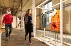 Mit Mund-Nasen-Schutz und vorheriger Anmeldung ist auch der Besuch der Ausstellung "use-less" im Textilwerk Bocholt wieder möglich.
Foto: LWL / Betz