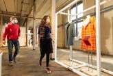Mit Mund-Nasen-Schutz und vorheriger Anmeldung ist auch der Besuch der Ausstellung "use-less" im Textilwerk Bocholt wieder möglich.
Foto: LWL / Betz