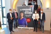 "Vergiss nie, hier arbeitet ein Mensch“: Gemeinsam haben (vorne, v.l.) Landrat Michael Stickeln, Kreisdirektor Klaus Schumacher, Anke Unger (DGB) und Petra Meyer (Verdi) sowie (hinten, v.l.) Kreiskämmerer Gerhard Handermann, Marcel Himme (Ausbildungsvertretung), Josef Marx (Personalrat Kreisverwaltung) und Alicia Piechula (Ausbildungsvertretung) eine neue Ausstellung im Kreishaus eröffnet. Mit großen Plakaten wird dabei auf die zunehmende Respektlosigkeit gegenüber Beschäftigten im öffentlichen Dienst und anderen Bereichen aufmerksam gemacht. Foto: Kreis Höxter