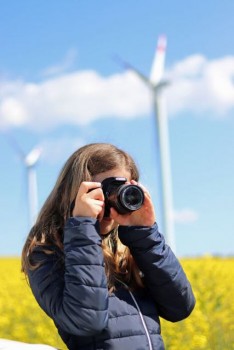 Eine junge Fotografin bei der Motivsuche. Alle Bürgerinnen und Bürger sind eingeladen, Bilder zum Thema „Erneuerbare Energien“ an den Kreis Höxter zu senden. Foto: Klimakampagne OWL