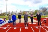 Freuen sich über die neue Laufbahn in Wewer (v.l.): Johannes Spenner, stv. Abteilungsleiter Leichtathletik TSV Wewer e.V.; Wolfgang Hesse, Übungsleiter Sportabzeichen SC Wewer 2000 e.V.; Matthäus Janczyk, Amt für Umweltschutz und Grünflächen; Bürgermeister Michael Dreier; Sportdezernent Wolfgang Walter sowie Andreas Steenkolk, erster Vorsitzender TSV Wewer e.V..Foto:© Stadt Paderborn
