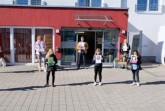Kinder der Grundschule am Schloss (Tobias, Finja, Lotta, Charlotte und Lya) überreichen zusammen mit Lehrerin Alexandra Kehl, Saskia Frei-Klages vom Kreis Lippe und Künstler Ste-fan Schäfer ihre Bilder an Nora Meierhenrich vom Ev. Altenzentrum am Schloss.