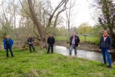 Informationesaustaus bei der Ortsbegehung an einer geplanten Hochwasserschutz- und Renaturierungsmaßnahmen an der Alme bei Brenken © Wasserverband Obere Lippe