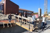 Alles im Zeitplan: Baustellenbegehung mit Stadtbaurätin Nina Herrling, Bildungsbeigeordnetem Henning Matthes, Julia Kumakov und Andreas von Boehn vom technischen Gebäudemanagement der Stadt Gütersloh, Schulleiterin Miriam Henze und Architektin Birgit Melisch (v.l.)