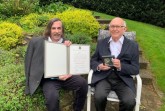 Ehrung im eigenen Garten: Bürgermeister Norbert Morkes überreichte die Verdienstmedaille der Stadt Gütersloh an Rudolf Herrmann – als schönes Geschenk zum 91. Geburtstag.