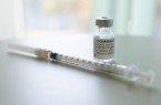 Impfstoff mit Spritze - Symbolbild © J.Riedel